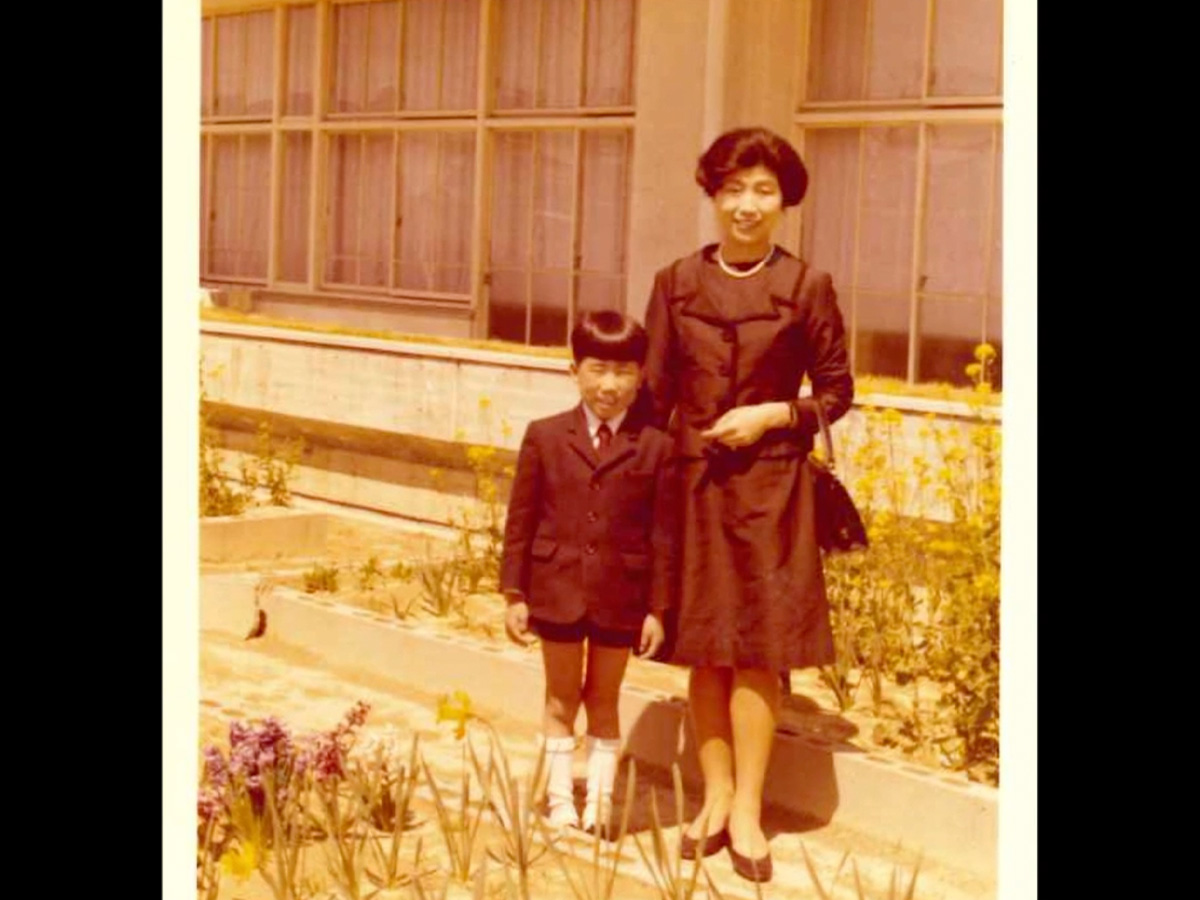 ［お母様と／亀田誠治７歳］