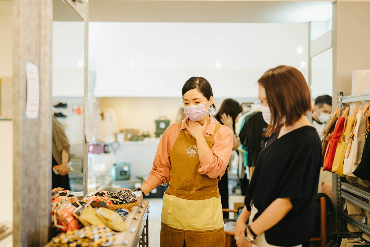 ▲「よつめ染布舎」さんの染めものなど、
明るい色使いで見た目にもたのしい小物が揃います。
