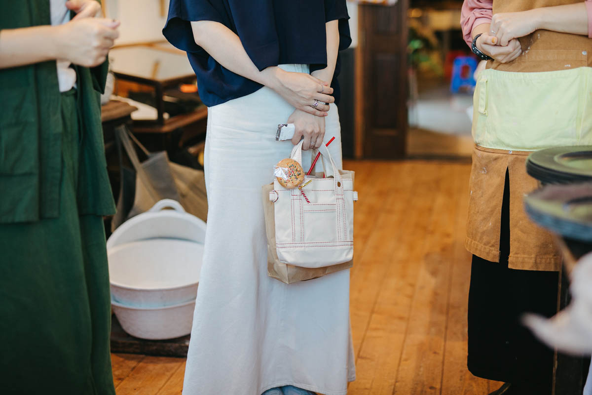 ▲「BAKESHOP BY the BAY」さんで購入した「クッキーポップ」を、
バッグのポケットに挿して歩いていました。