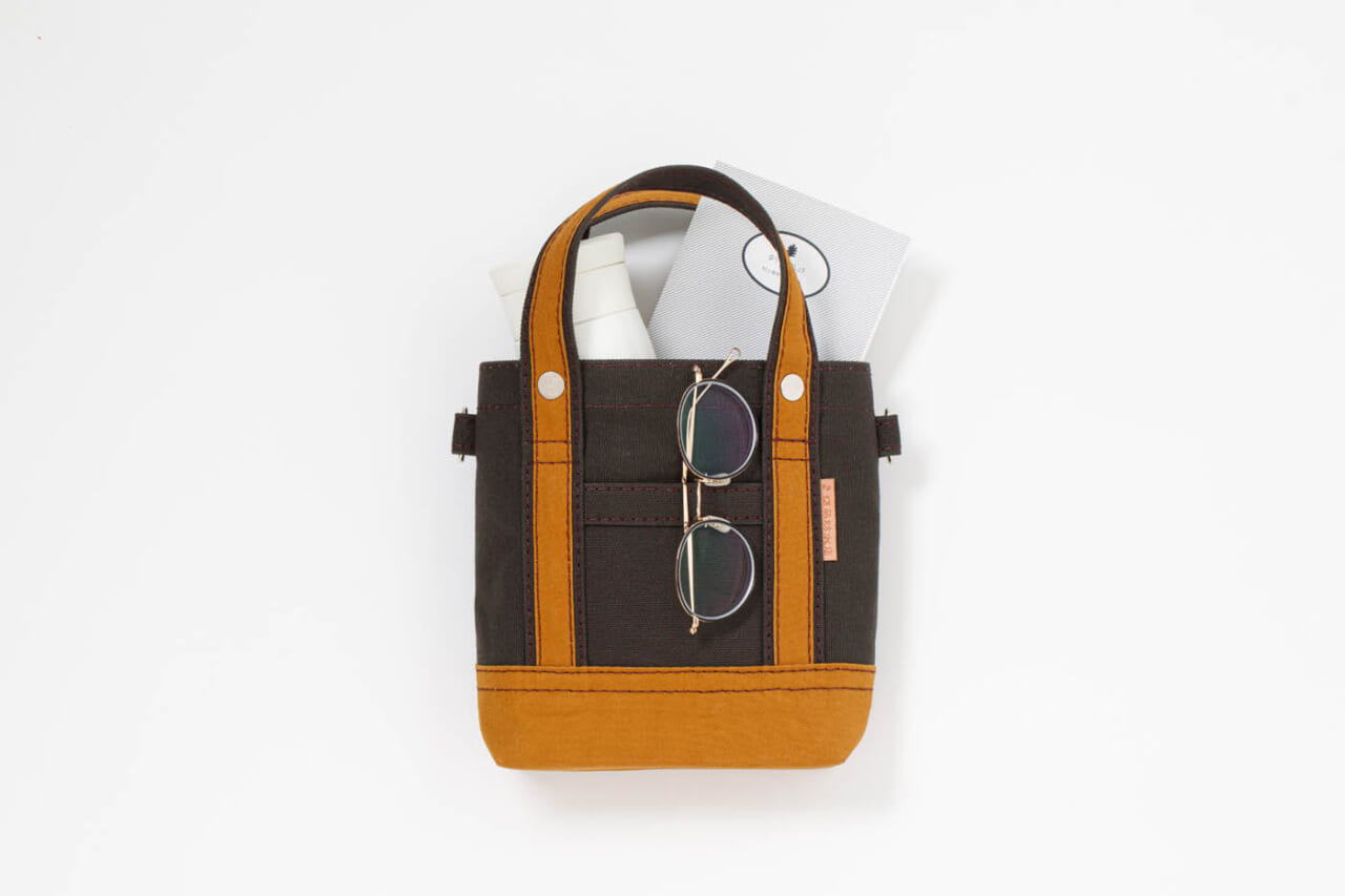 ▲タンブラー（350ml）、文庫本、メガネ