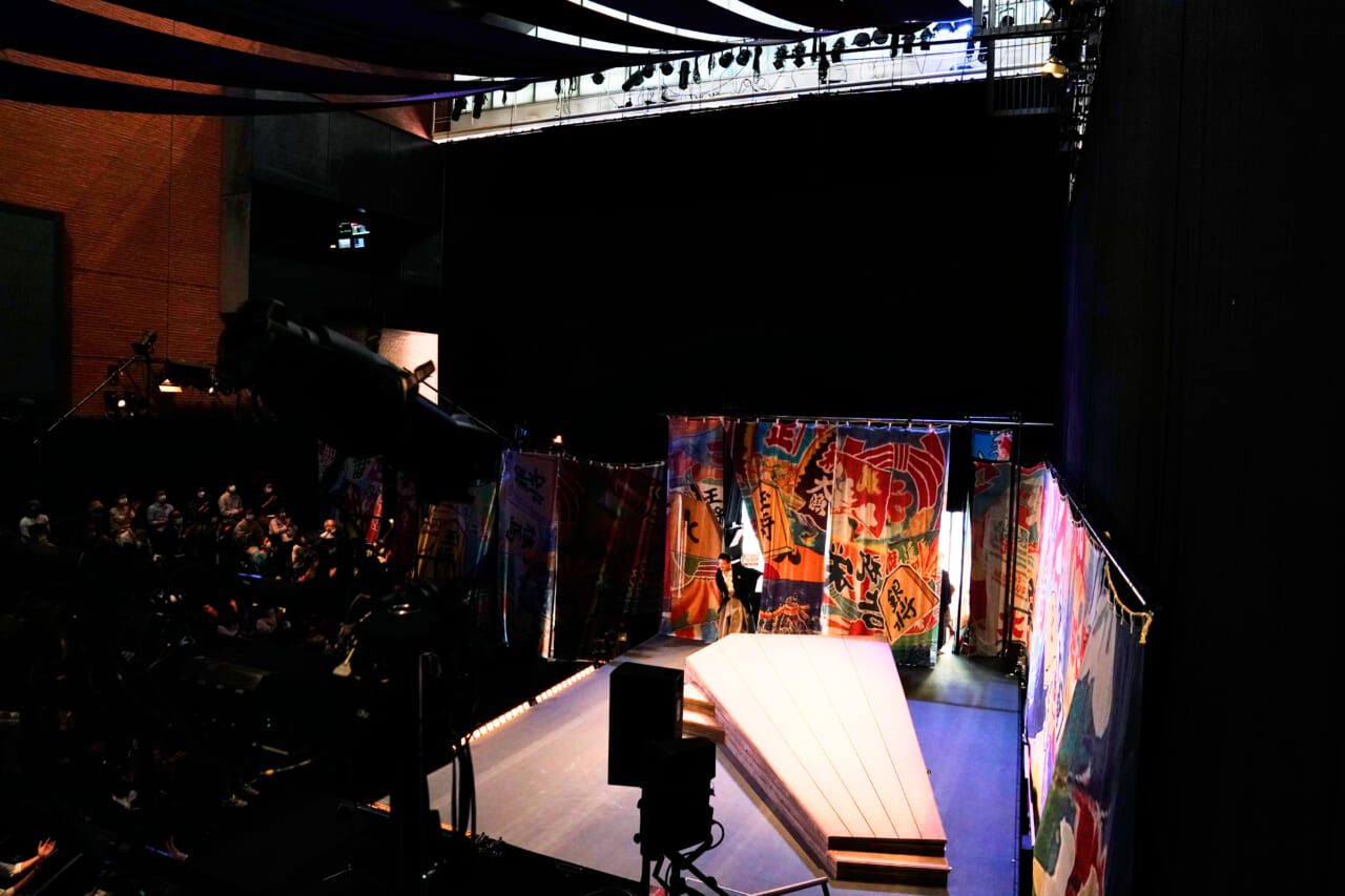 アトリウムに建てられた『王将』の特設劇場（写真：細野晋司）