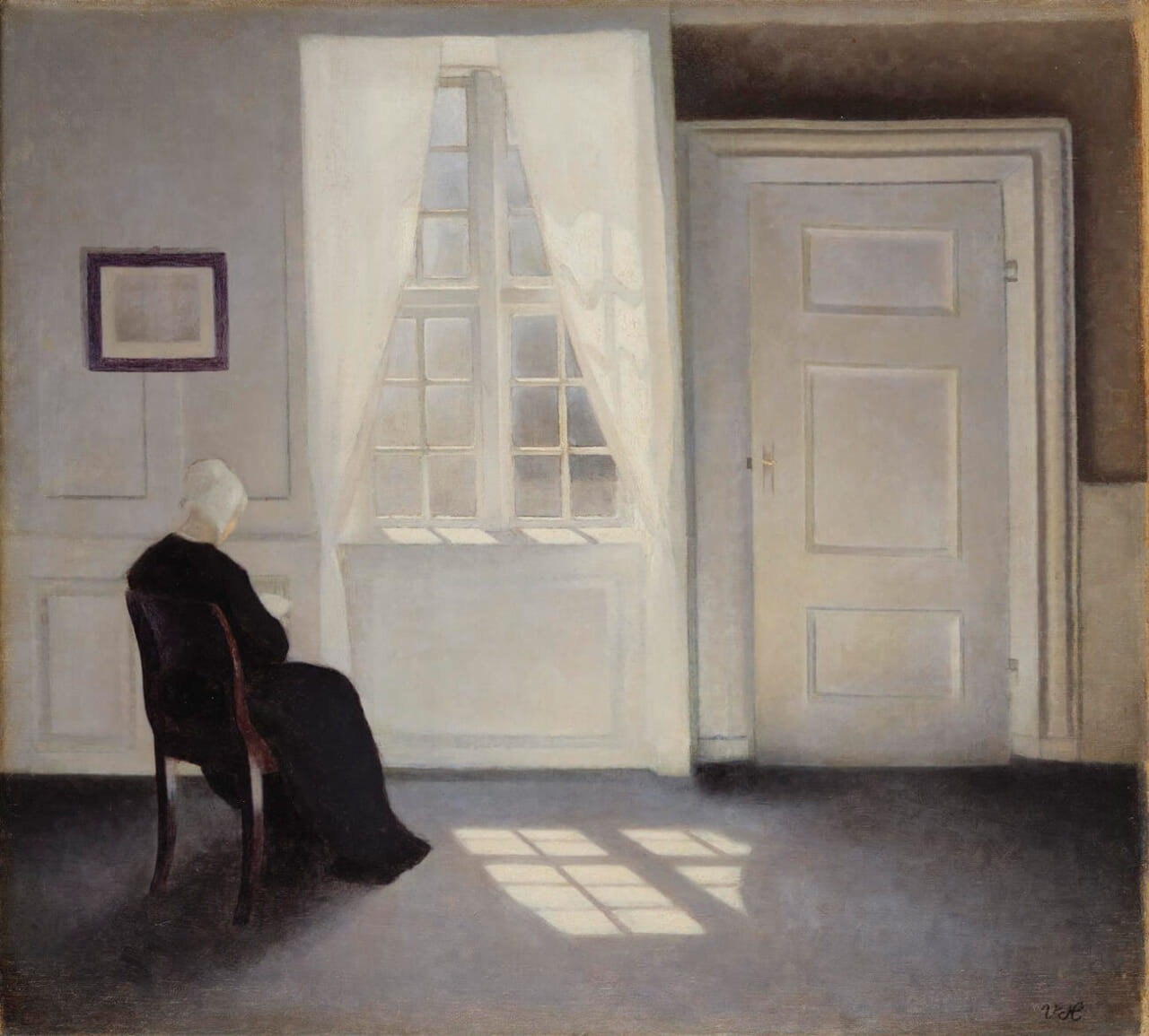 ヴェルヘルム・ハマスホイ《陽光の中で読書する女性、ストランゲーゼ３０番地》
1899年　油彩／カンヴァス　46.2×51.0cm