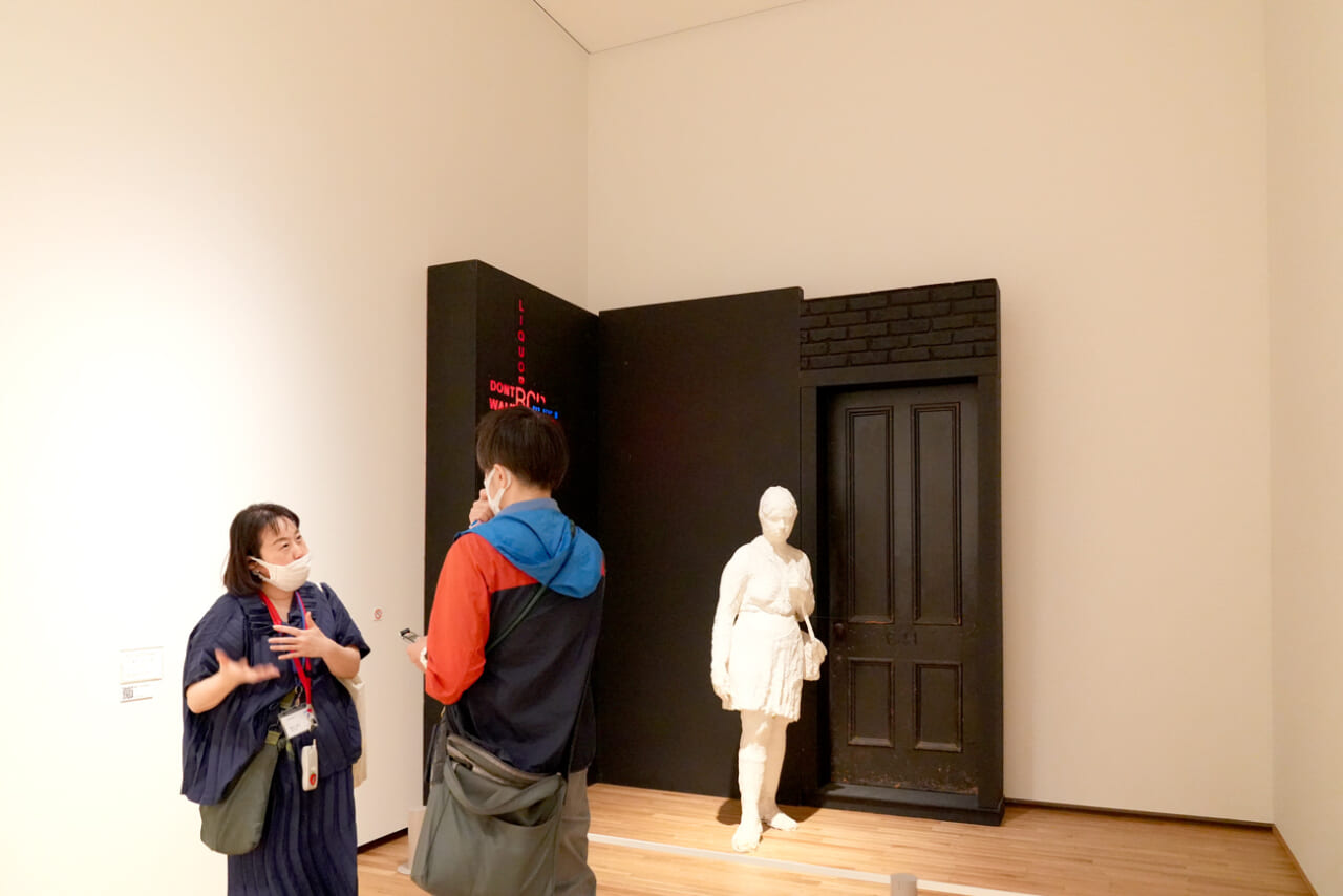 ジョージ・シーガル《戸口によりかかる娘》1971年　富山県美術館蔵
© The George and Helen Segal Foundation/VAGA at ARS, NY/AR, Tokyo 2022  G2915