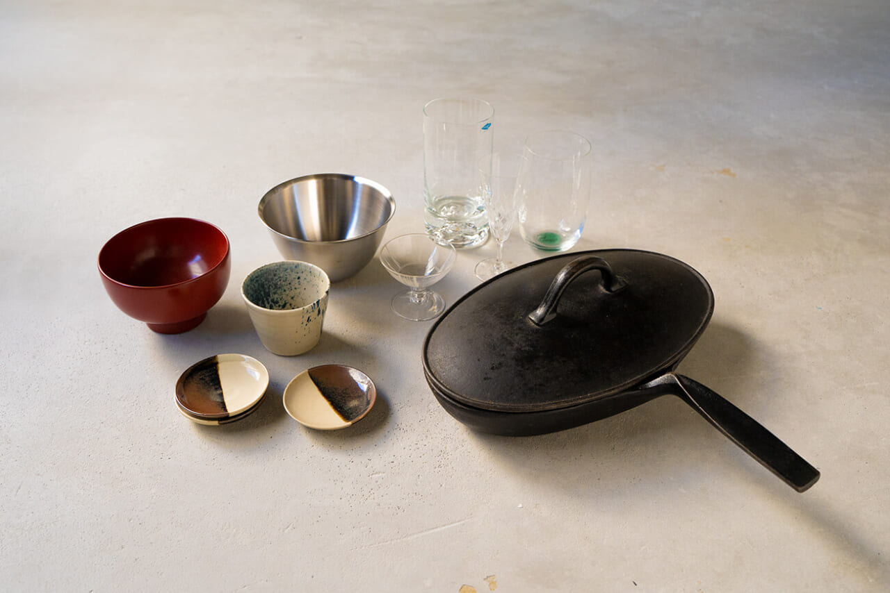 取材時に日野さんが持ってきてくださった器や道具。
会社員時代に入手したMade in Finlandの「iittala」のグラス。
独立した最初期に訪問した故・河辺実さんの陶器の器、南部鉄器、
「小笠原鋳造所」のフライパン。
”普及委員”を自称している漆器は、「安比塗漆器工房」のもの。
自宅では20個程の漆腕を使いまわしている。
ブランドの立ち上げに協力した新潟・燕のステンレスボウル「conte」。
