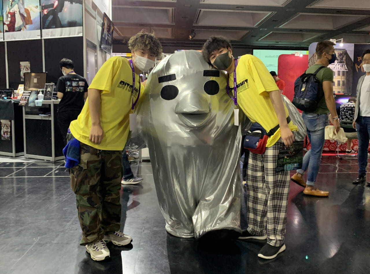 ▲あかるくおしゃべりしてくれた、黄色いＴシャツのスタッフさんたちと。