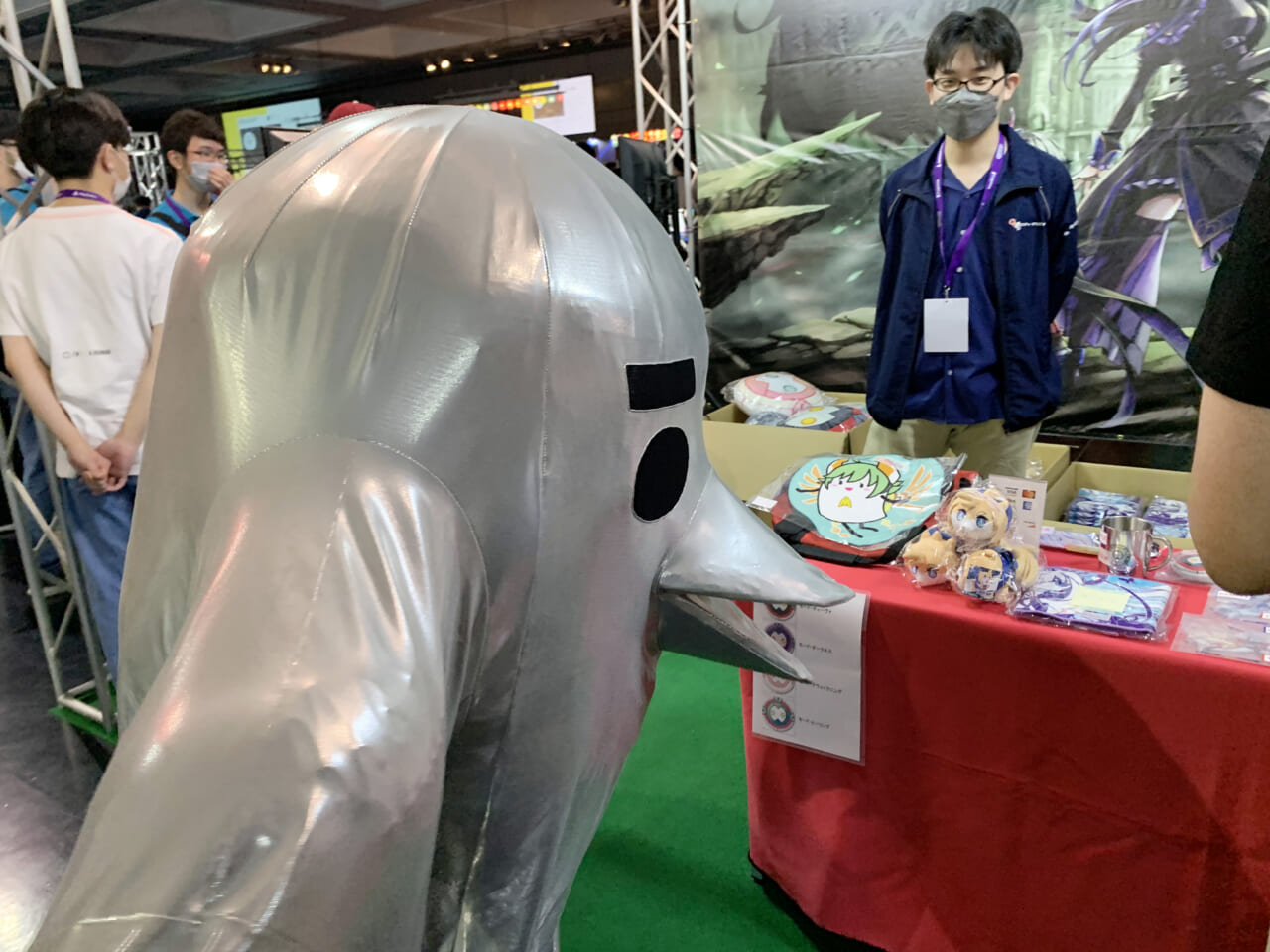 ▲BitSummitにはグッズ売り場もたくさん。おみやげにキャップを買っただジュよ。