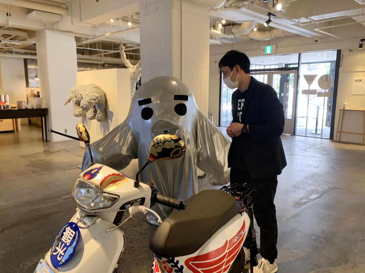 ▲作品であるバイクに乗り、島を走るゲーム。いやぁ爽快だっただジュ。