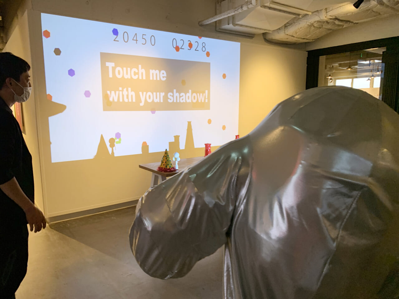 ▲手の影で画面を操作できるゲームなんだジュよ。