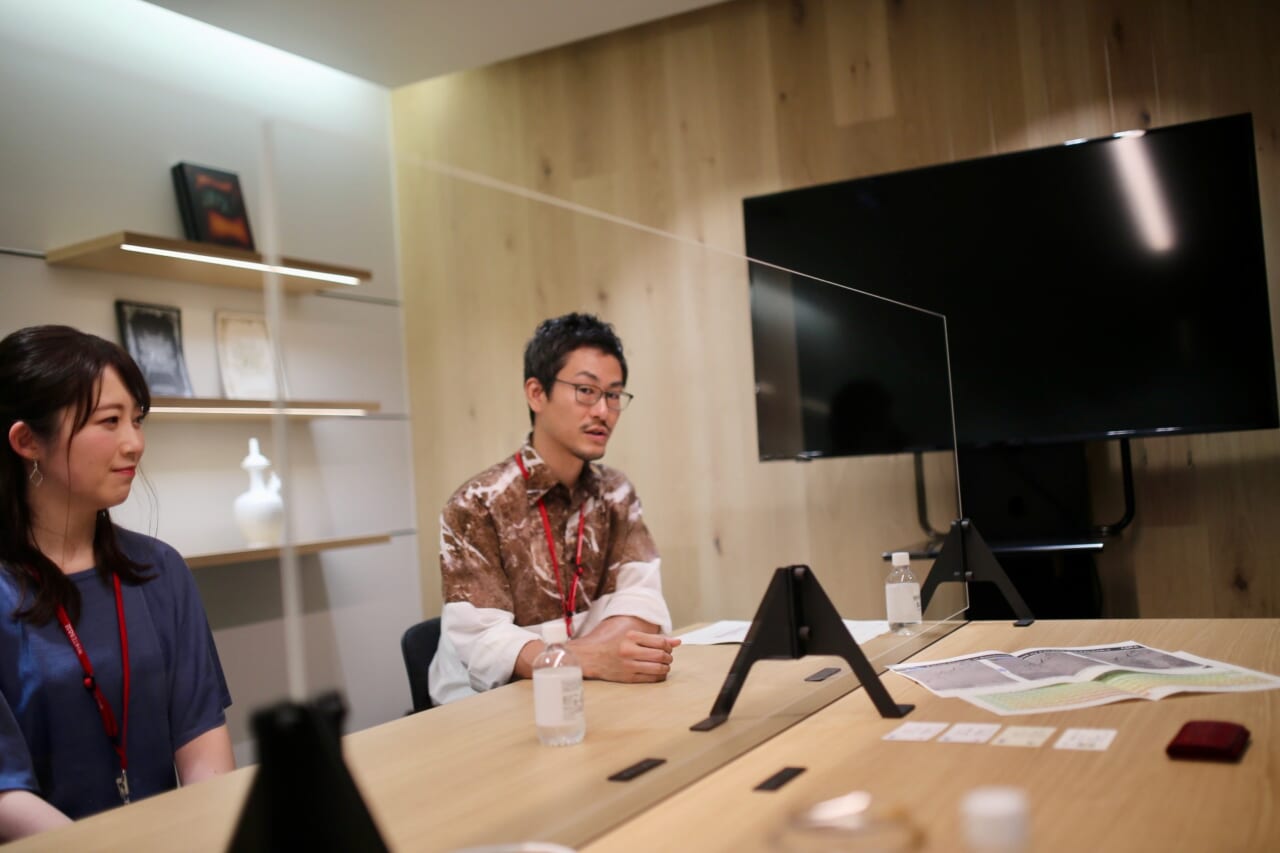 左が緊張気味の重藤さん、右がいつも明るい安部さん。