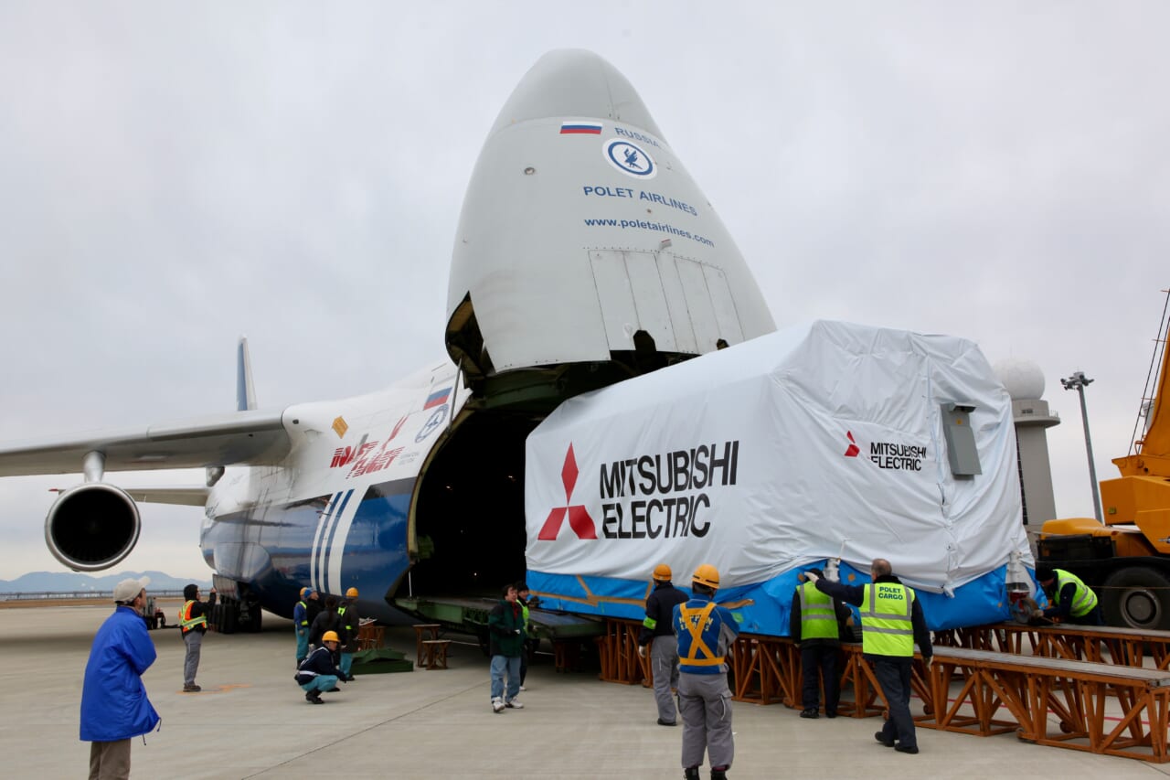 三菱電機さんの人工衛星がAn-124に積み（呑み）込まれるようすも拝見。2011年。
