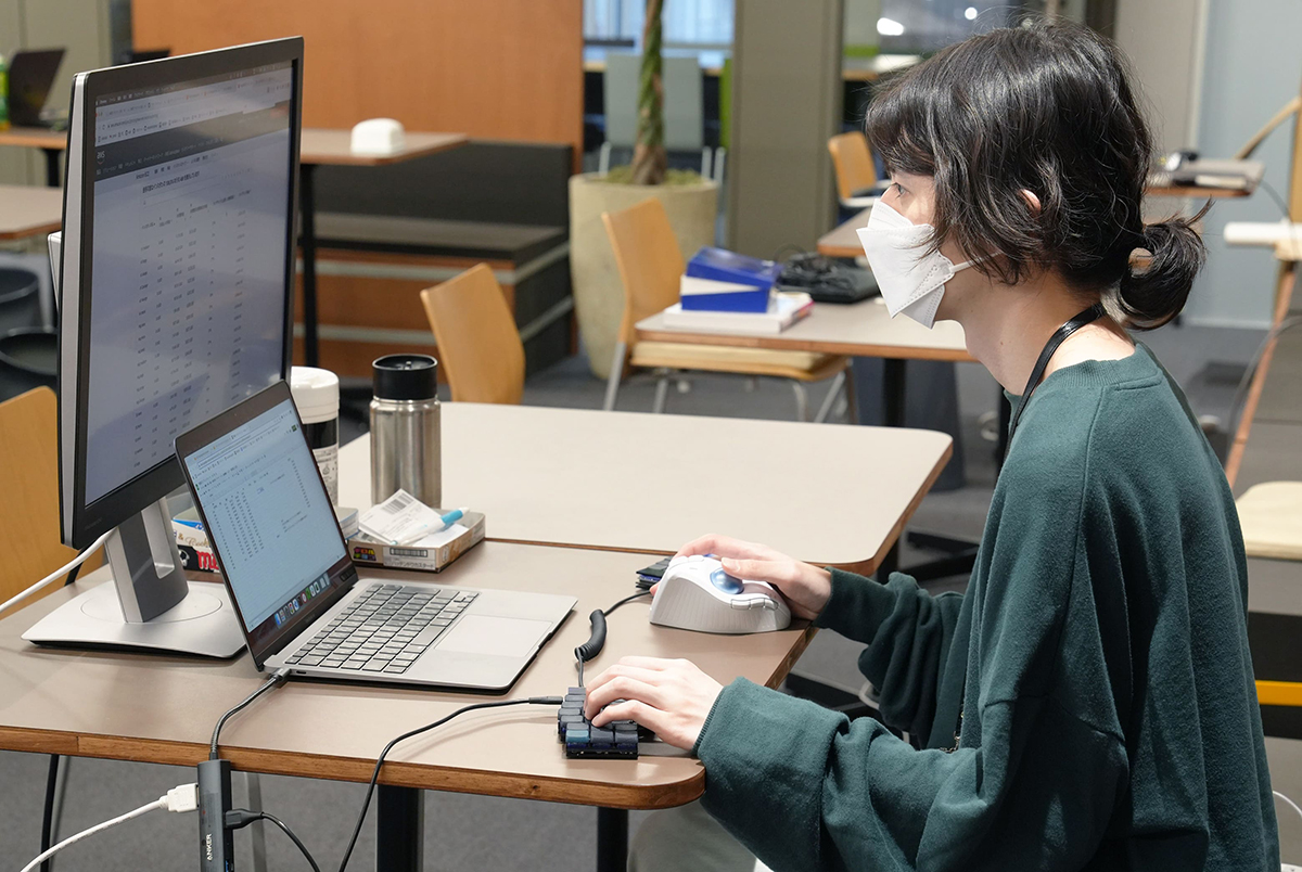 社内ITヘルプデスク担当の新井さん