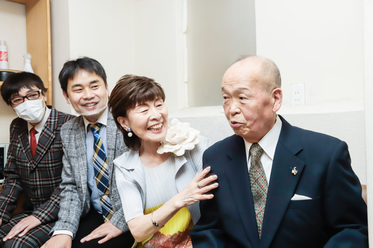 たまたま東洋館の楽屋にいらした「左利き」のおふたりと。