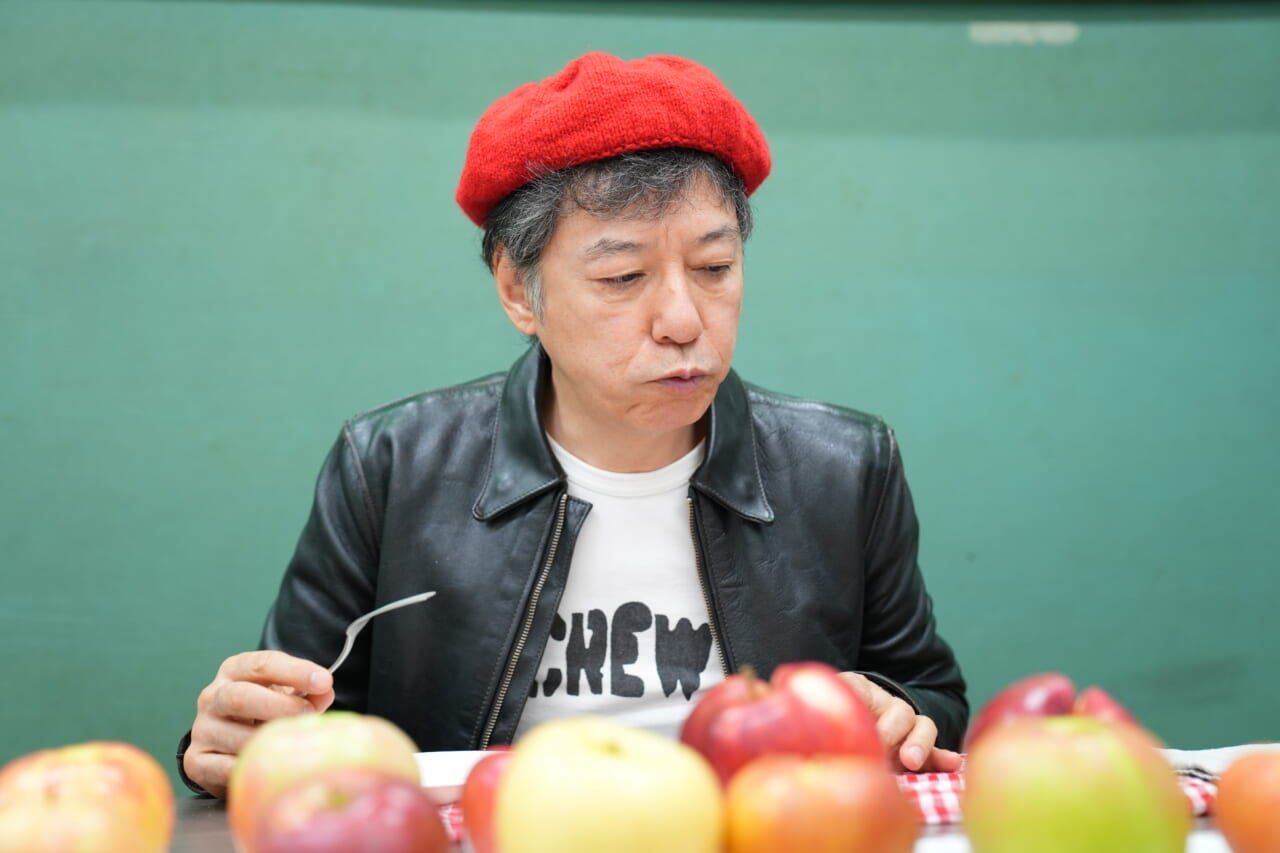 ▲よどみなくりんごを食べる板尾さん。
