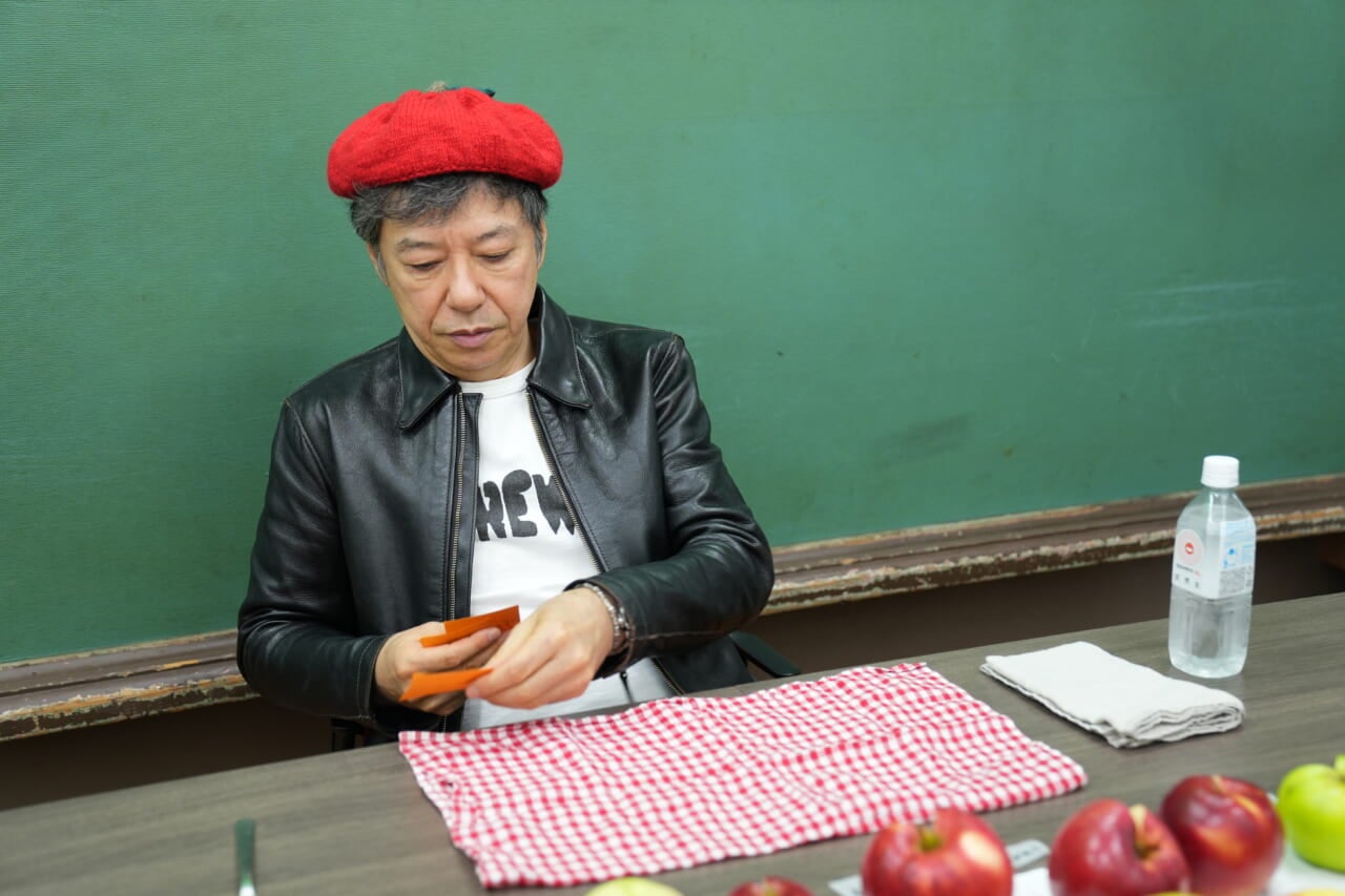 ▲りんごカードを配ります。