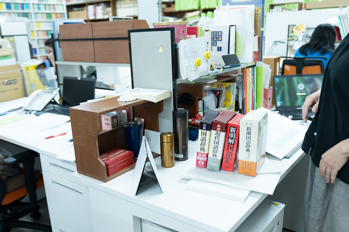 ▲これは金作さんの机。国語辞典が４つ。