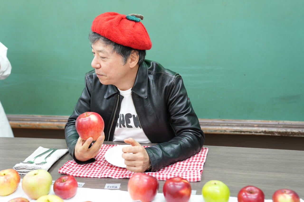 ▲大きめのりんごは、まるごと食べにくい。