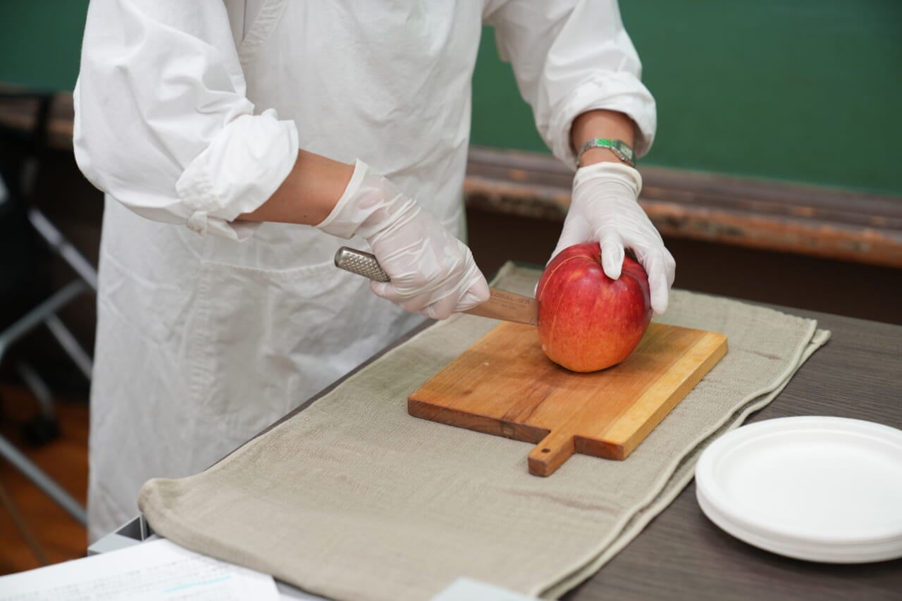 ▲板尾さんの好きな「皮ごと」で切ります。