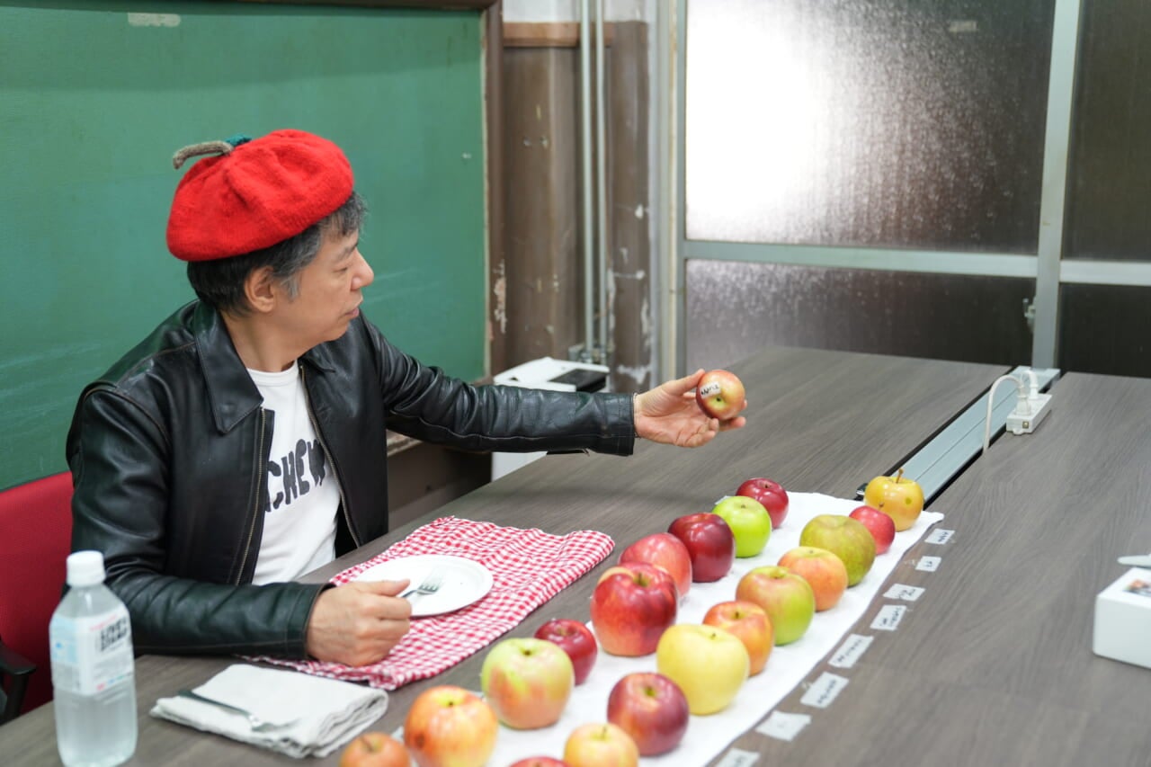 ▲どんどん食べてくださる、板尾さん。