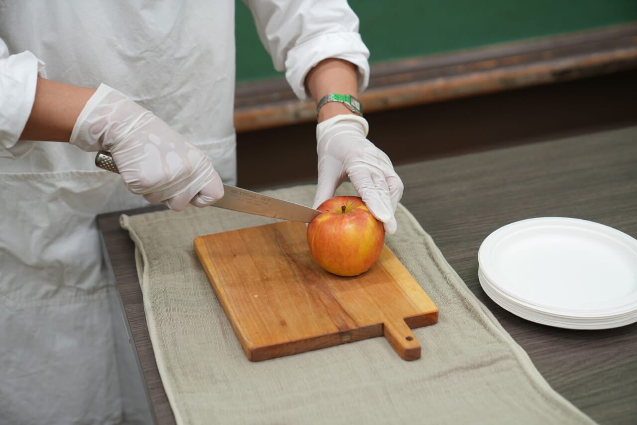 ▲マスカットオブレネットも皮ごと切ります。
