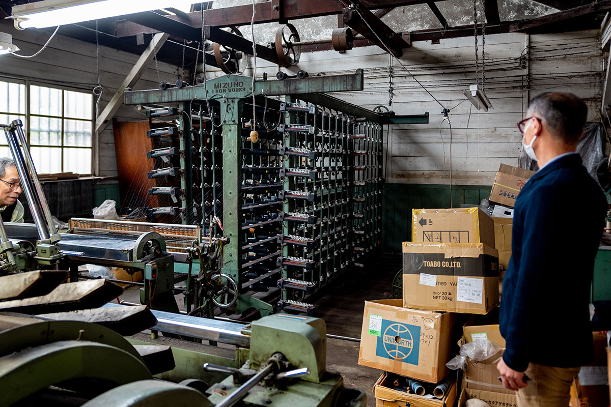 ▲奥に見えるのが「整経機」