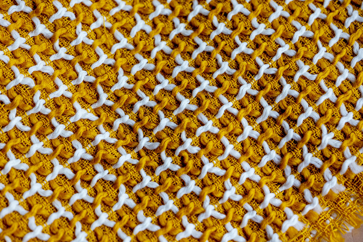 ▲その糸をつかって織られた「うねり」。まるで手紡ぎ手織りの布のような、あたたかみのある表情に。