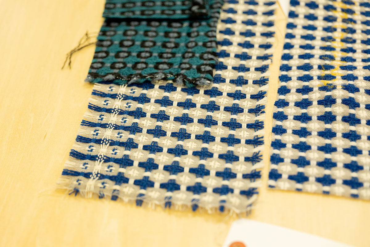 ▲左上：すべて梳毛をつかった試織。／中央：経緯の糸質を変えて織った生機。／右：それに整理加工を施した完成品。目が詰まり、糸質の違いもあいまって、ふわっと丸みのある生地に。