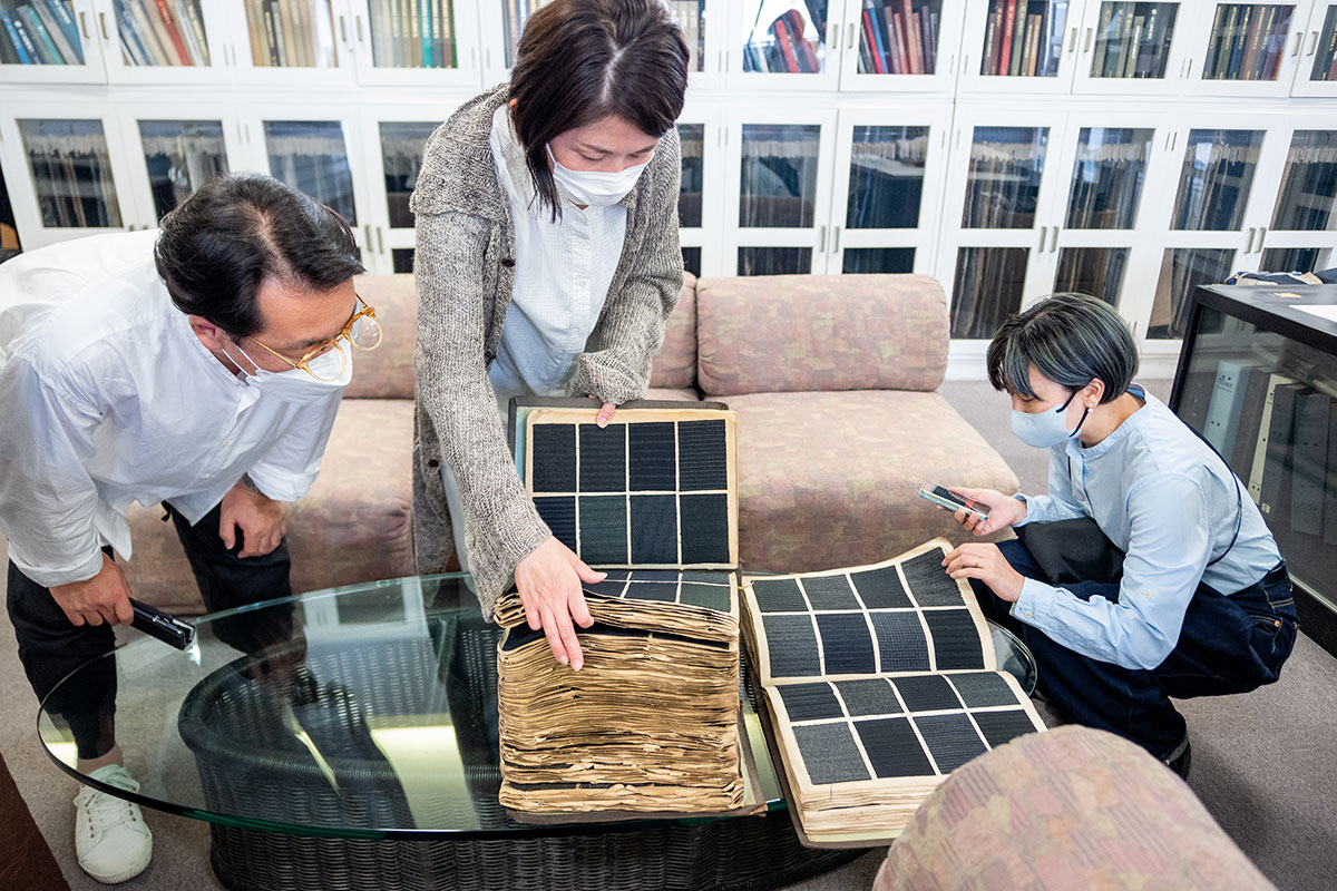 ▲三星毛織さんの生地のアーカイブを見せていただきました。100年前のものも！
