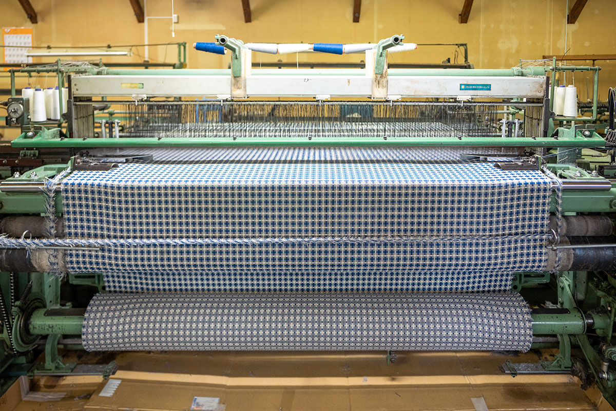 ▲工場内の織機で「花格子」が織られていました。