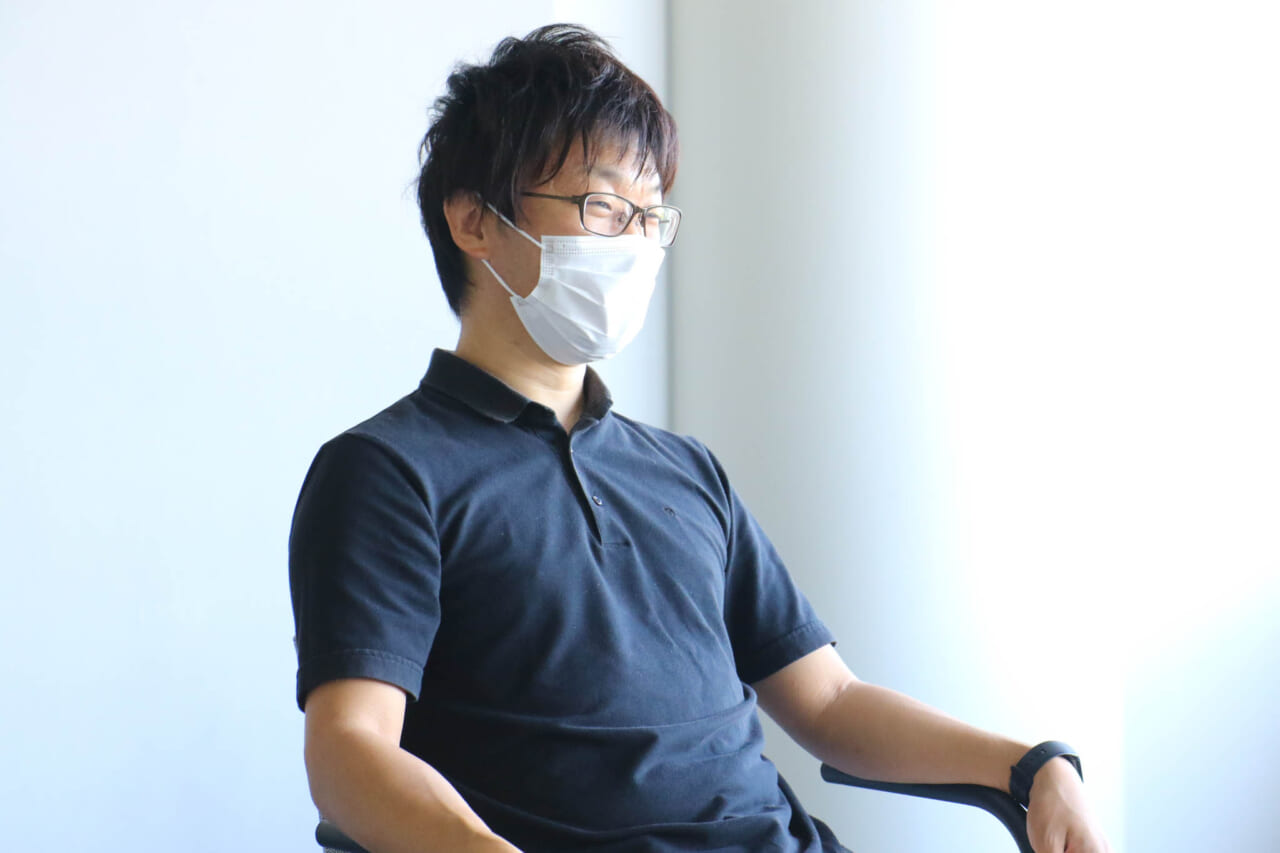 絶賛周波数調整中、JAXAの稲岡さん。