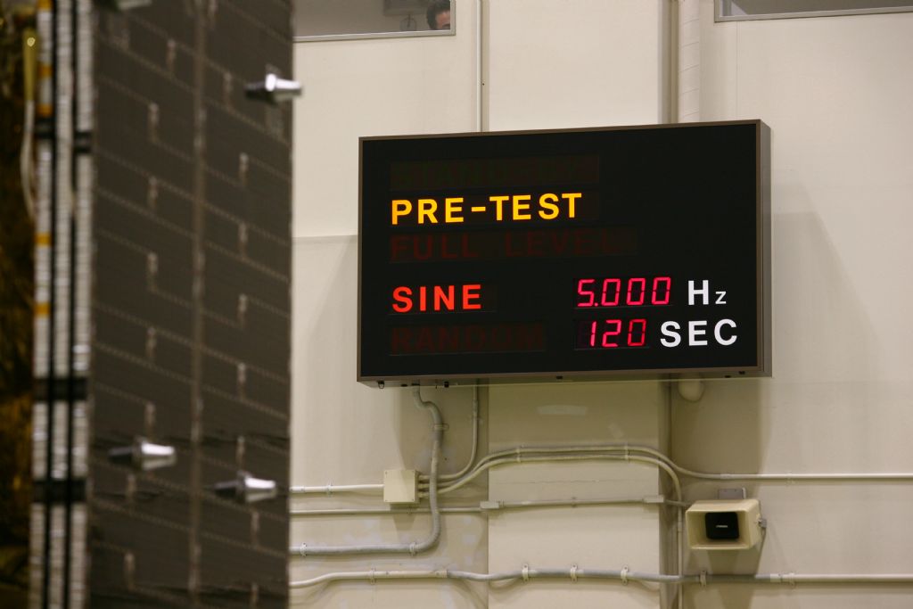 温室効果ガス観測技術衛星「いぶき（GOSAT）」表示パネル ©JAXA