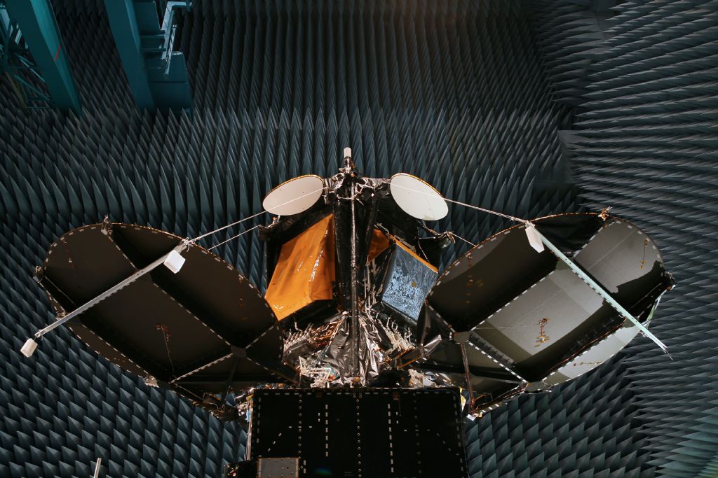 通信衛星の電波試験@電波暗室のようす。