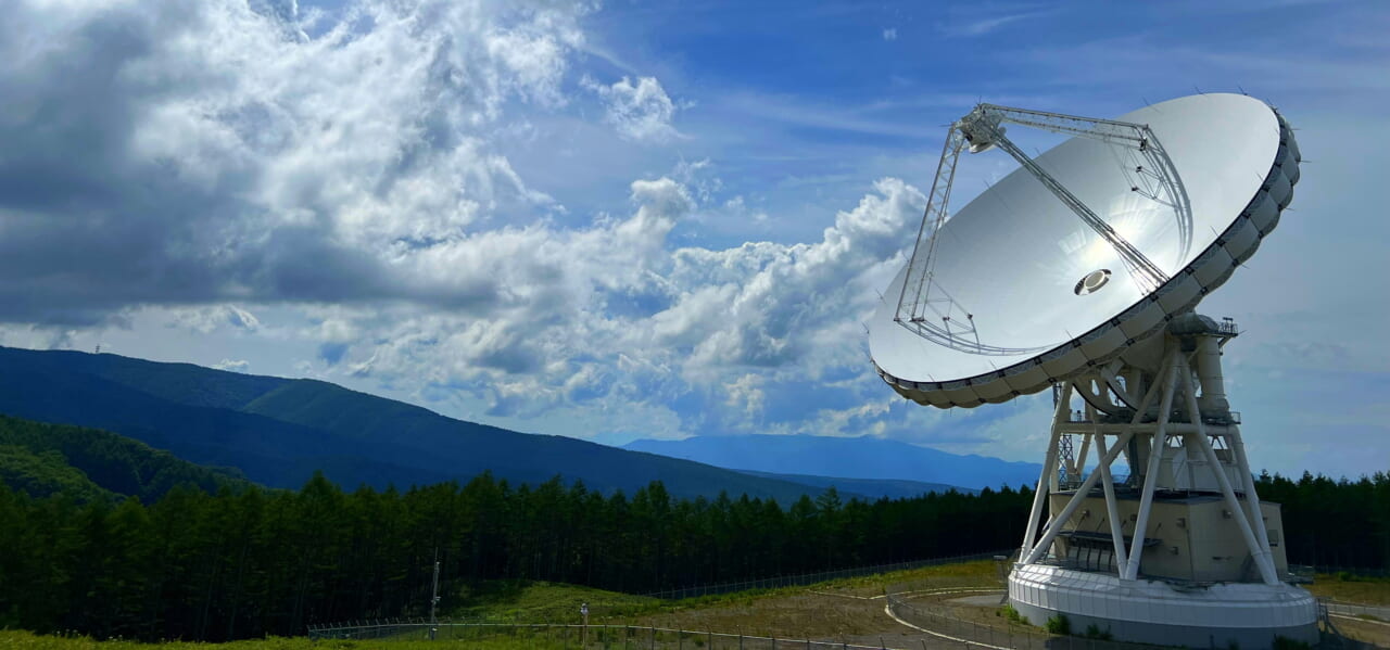 夏の美笹局、54メートルのアンテナ。深田さん撮影＆提供