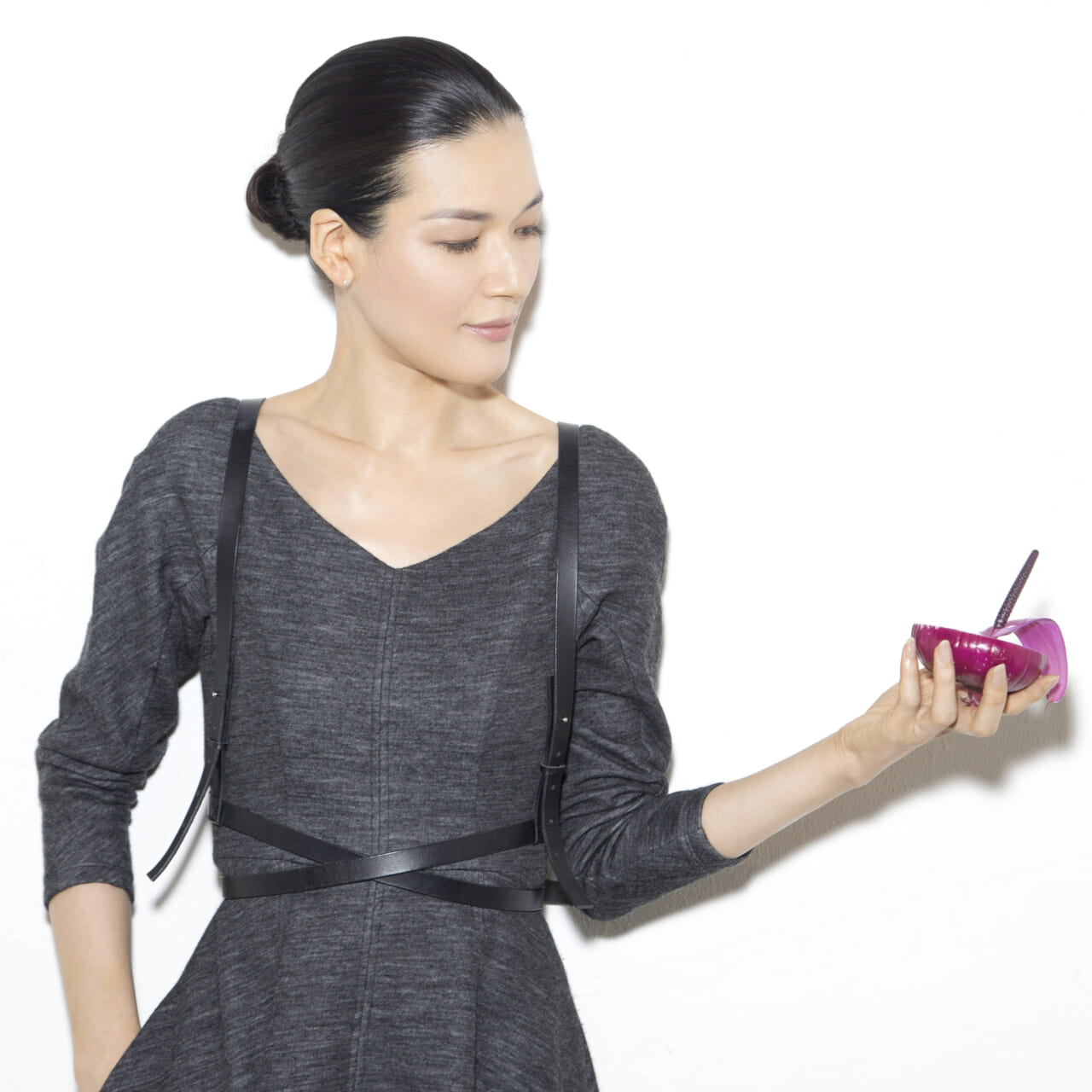 すわ・あやこ／欲望、好奇心、進化をテーマにした、食に関する作品を発表。本能的な無意識の感覚に訴えることのできる表現の媒体として「食」を扱い、
感情、記憶などの内在する感覚を「あじわい」で伝えることで、体験者に新たな問いや発見をもたらす。代表作に「感覚であじわう感情のテイスト」金沢21世紀美術館、「ゲリラレストラン」、「記憶の珍味」資生堂ギャラリーなど。現在金沢にある現代アート美術館KAMU Kanazawaで香りを使用した作品を展示中。