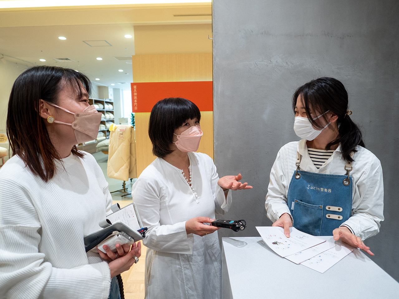 ▲これまでお客さんとして通っていたのに、とつぜん取材側にまわる。照れくさい私たちです。