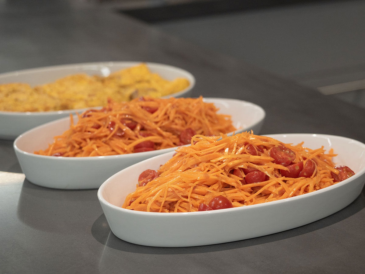 奥がスパニッシュオムレツ、手前が梅にんじん和え（ラペ）。