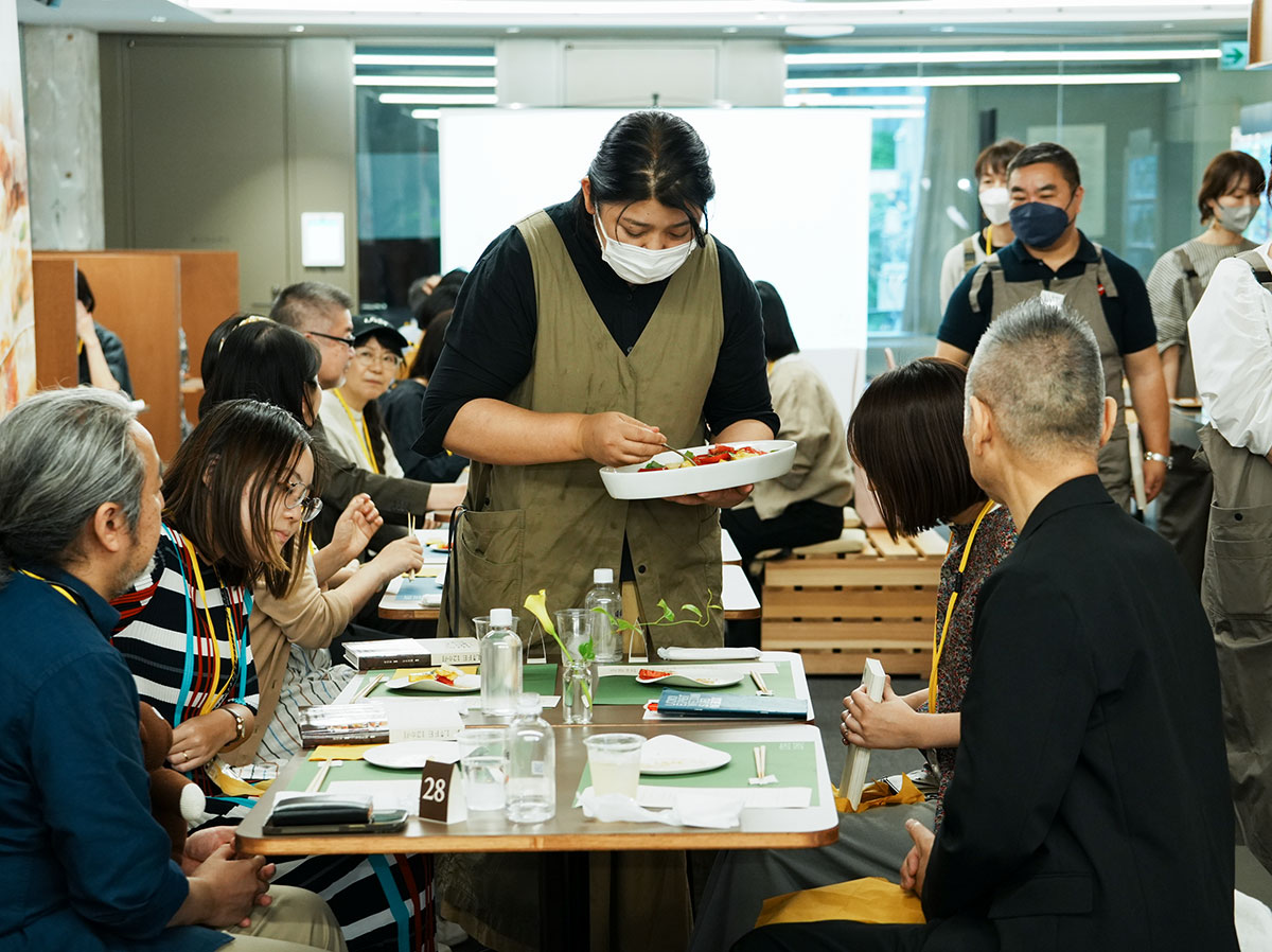 飯島さん自らお料理をサーブしてくれるという、うれしい心づかいも。