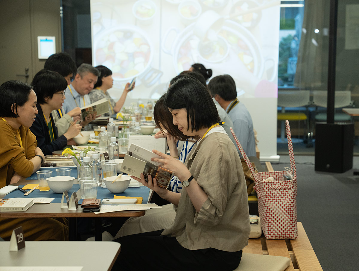 ごはんを食べ、そのレシピがあるページを読んでいる方がたくさんいらっしゃいました。
『LIFE 12か月』は、読んでから料理を作って食べても、食べてから読んでもおもしろい体験ができる本です。