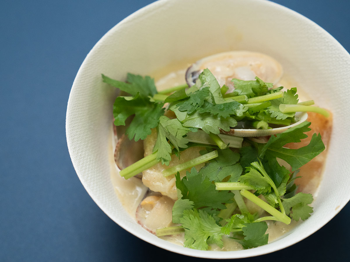 アジアンテイストな「貝のココナッツ蒸し」は、４月『シンデレラの自由も、たまには延長線』で登場。グリーンカレー味のスープをたっぷり吸ったナスと厚揚げがたまらないおいしさです。