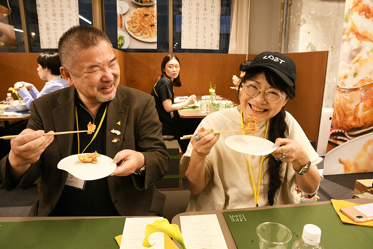 ▲飯島さんのスペシャルメニュー、梅酢唐揚げをほおばる玉置さん。
「シャクシャクした食感がめちゃおいしい。最高！」
この唐揚げのレシピはこちらにあります。
