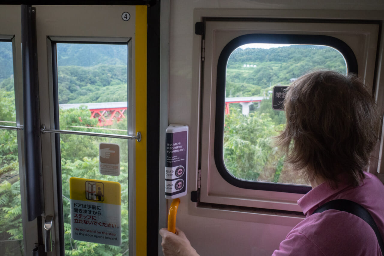 ▲窓の外に、大きな赤い橋が見えてきました！