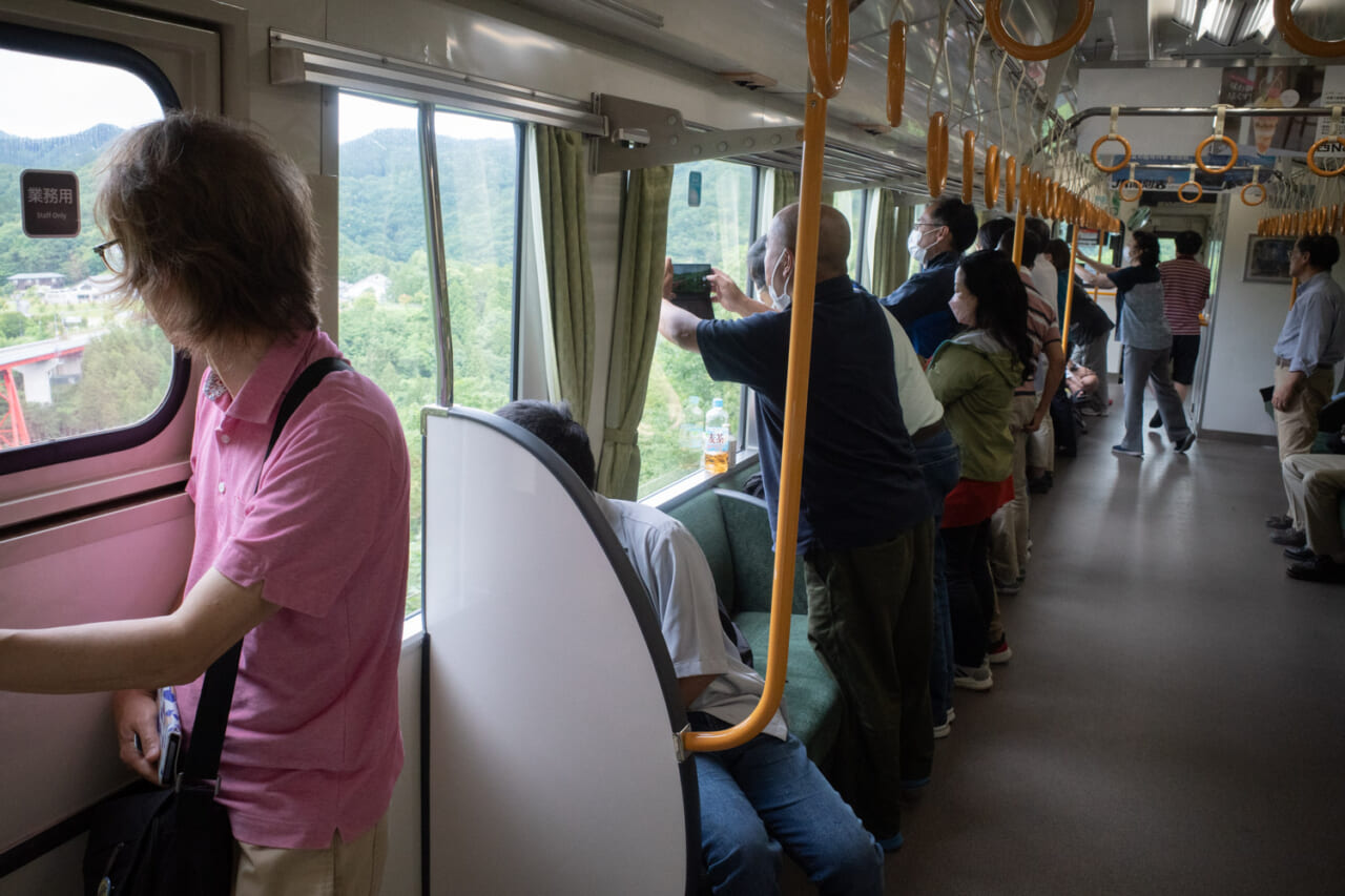 ▲乗客のみなさんも立ち上がって撮影をしています。