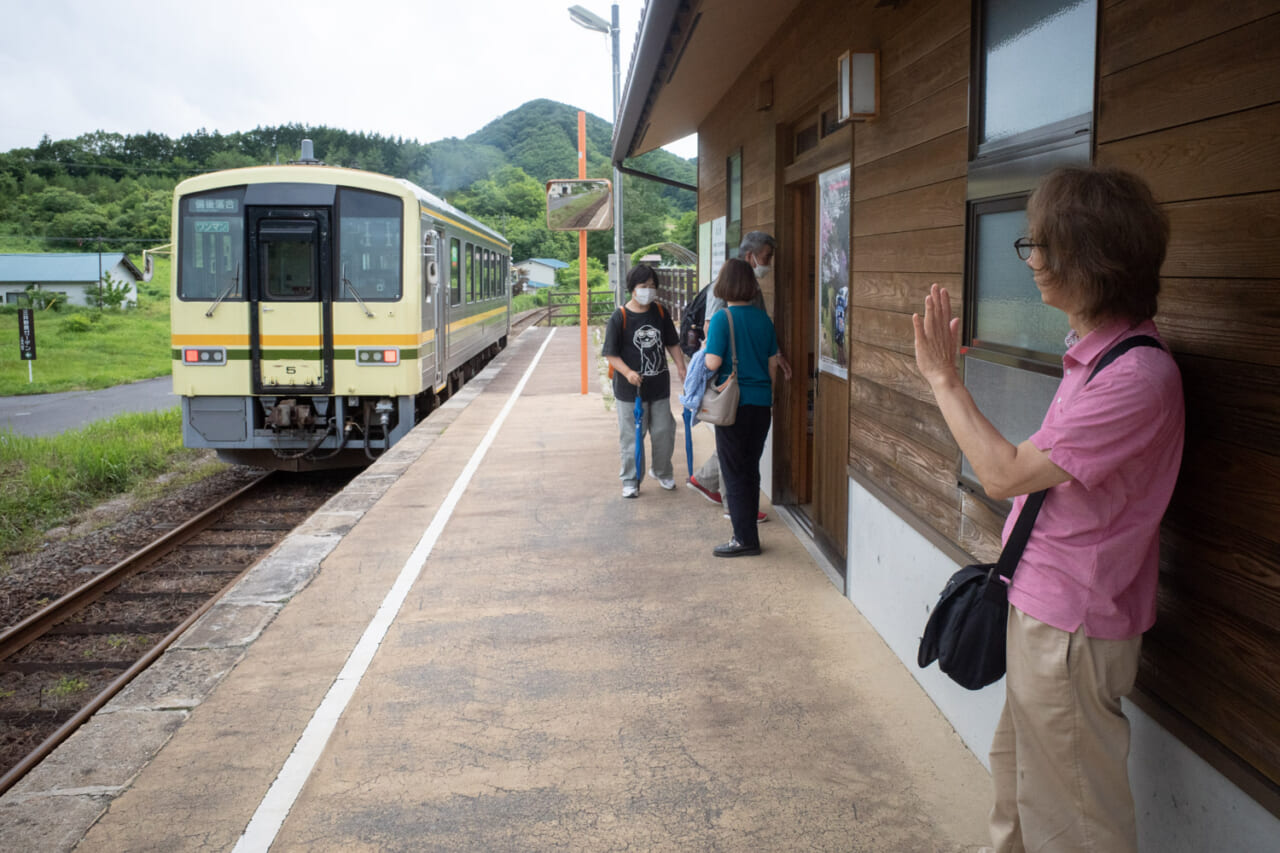 ▲自然と手を振ってしまう江上さん。