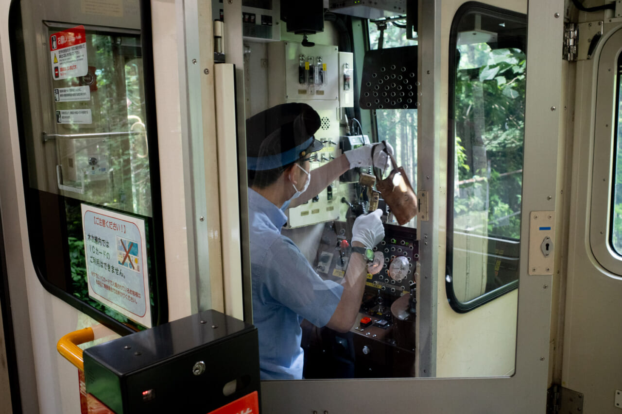 ▲ブレーキハンドルをスポッと抜く運転手さん。