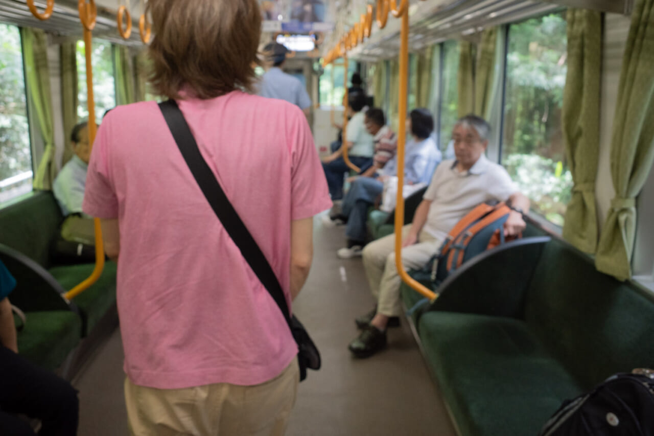 ▲運転手さんの後ろをスタスタ歩く江上さん。