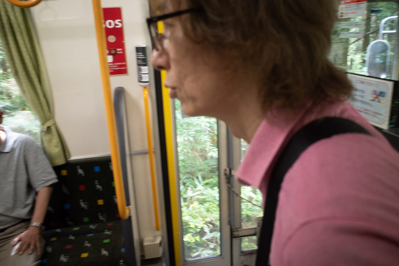 ▲キュッと踵を返して、列車の後ろ側に向かう江上さん。