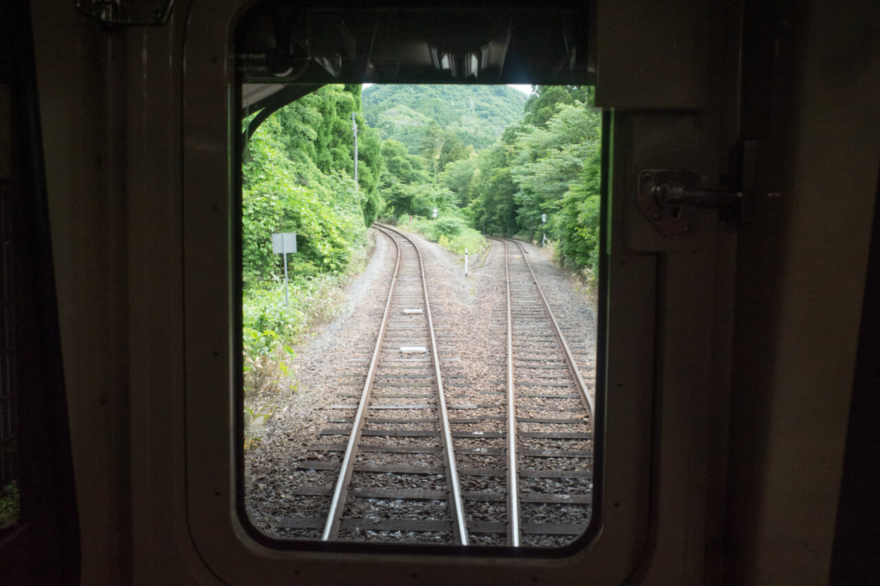 ▲目の前には、線路がふたつ？！