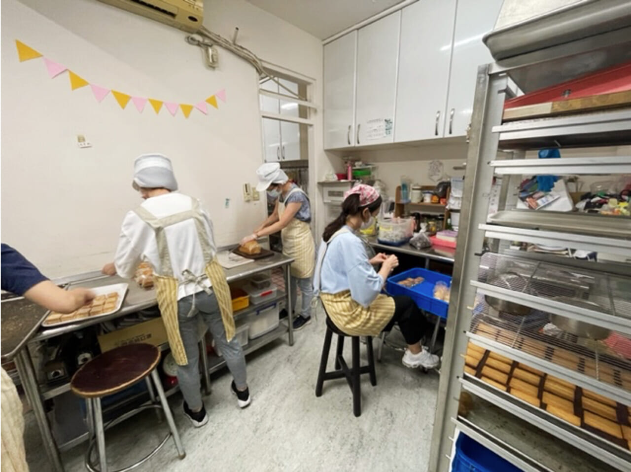 ５～６人の女性が働いていて、楽しげな修道院のように見える厨房。修道女とか言ってたら、中に李小姐の息子さんもいました。日本からのお客さんも多いので、日本人スタッフの方もいらっしゃいました。