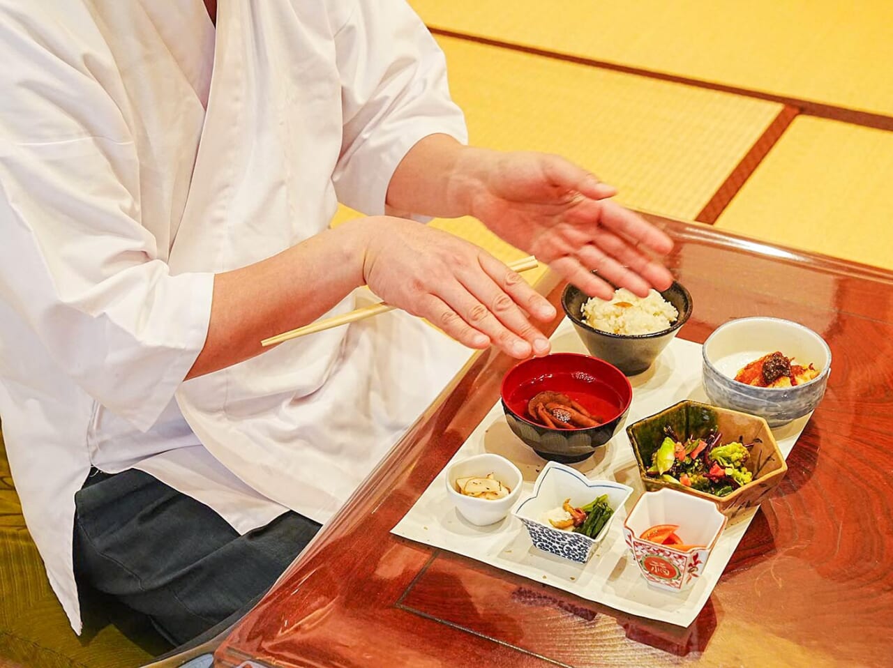 右手の奥に箸をスライドさせます。
これで、器を持つ準備ができました。