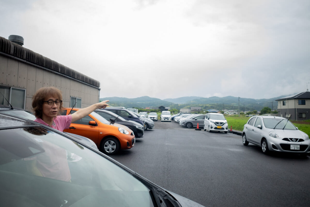 ▲出雲空港からはレンタカー。江上さんが指差すほうが奥出雲！