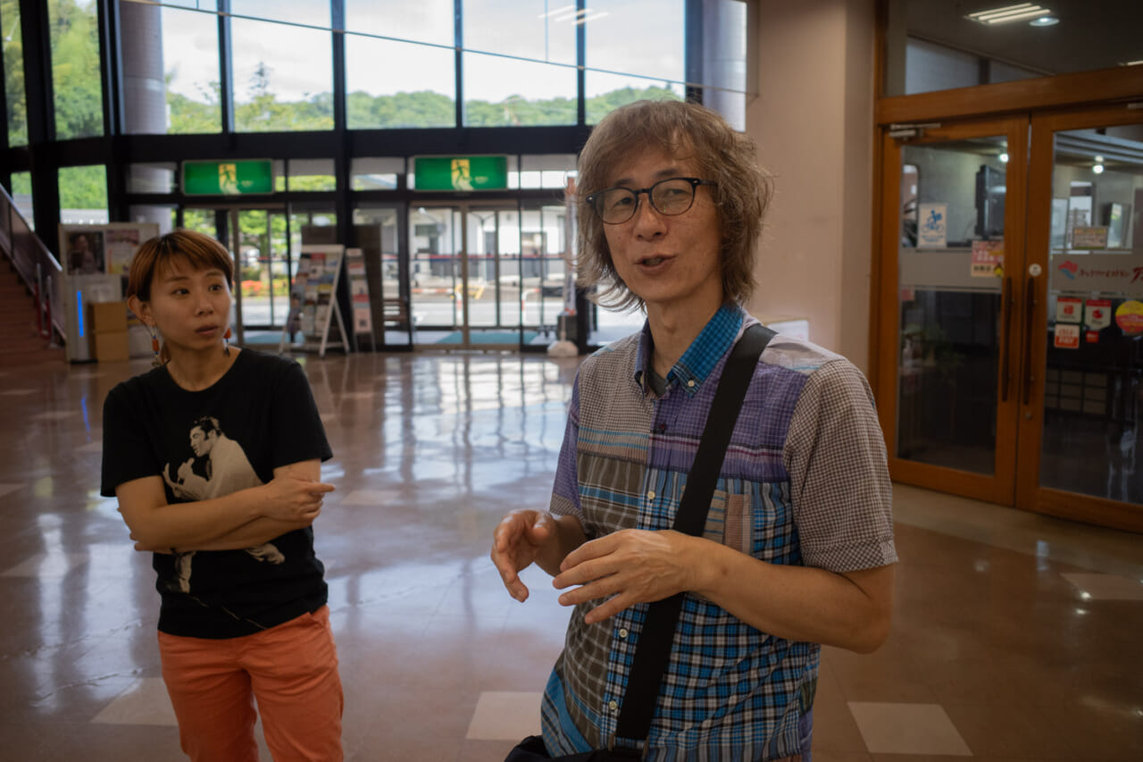 ▲UFOというワードに「チェリヴァホール」のルナさんも興味津々。